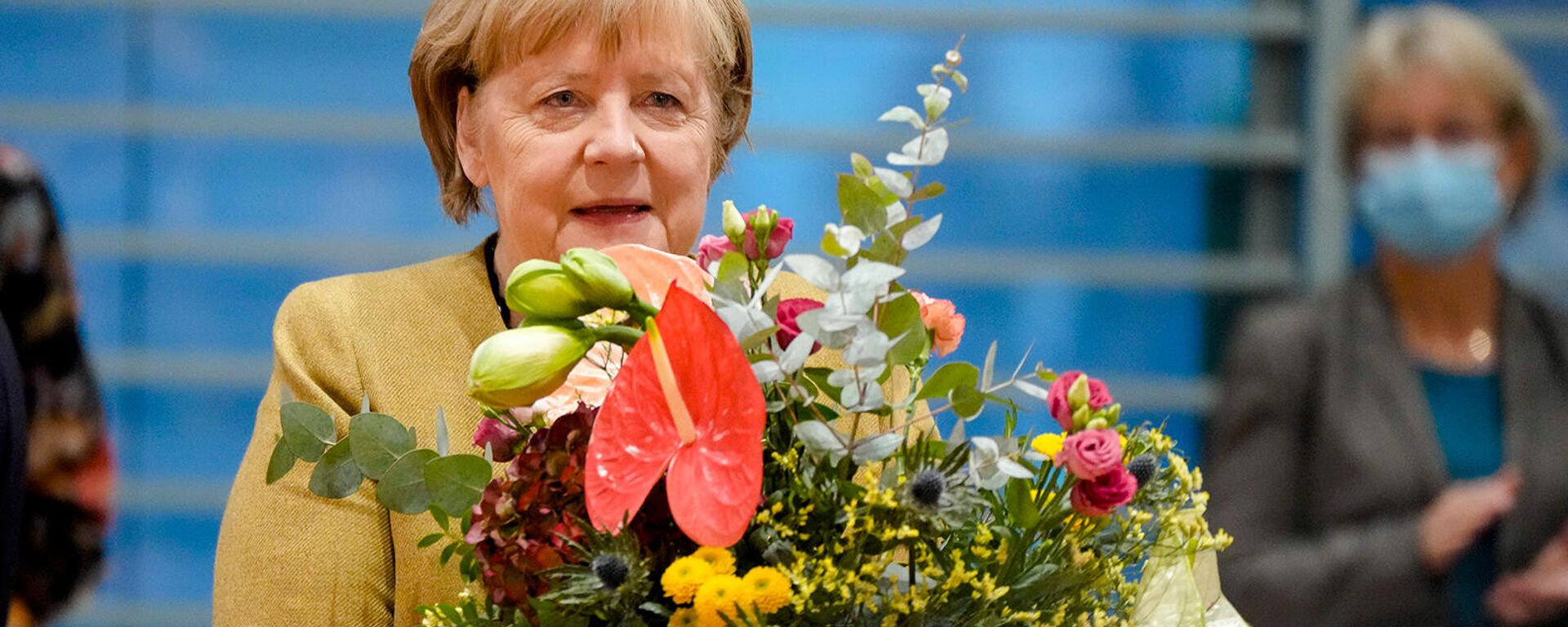 Вице-канцлер Германии и министр финансов Олаф Шольц дарит букет канцлеру Ангеле Меркель перед заседанием кабинета министров (24 ноября 2021). Берлин - Sputnik Армения, 1920, 10.12.2021