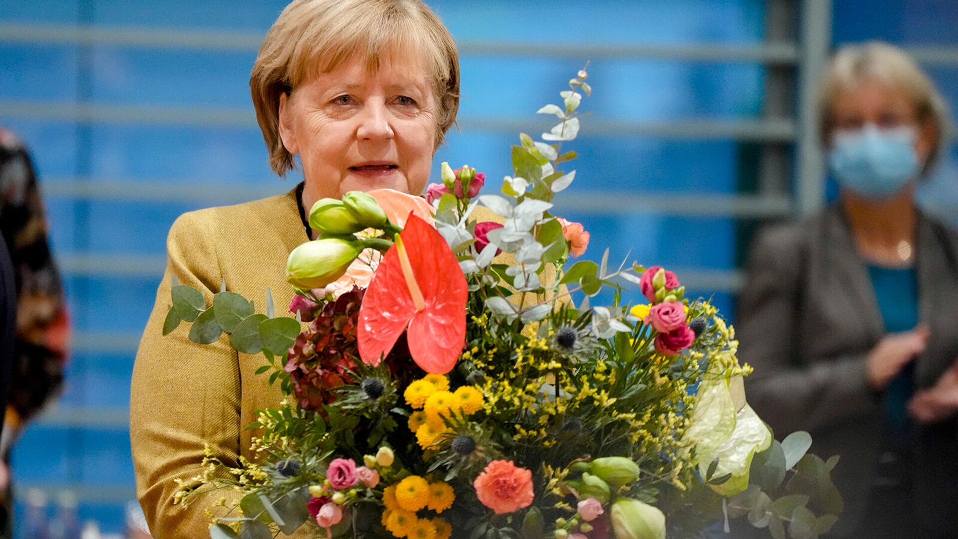 Вице-канцлер Германии и министр финансов Олаф Шольц дарит букет канцлеру Ангеле Меркель перед заседанием кабинета министров (24 ноября 2021). Берлин - Sputnik Армения, 1920, 04.11.2022
