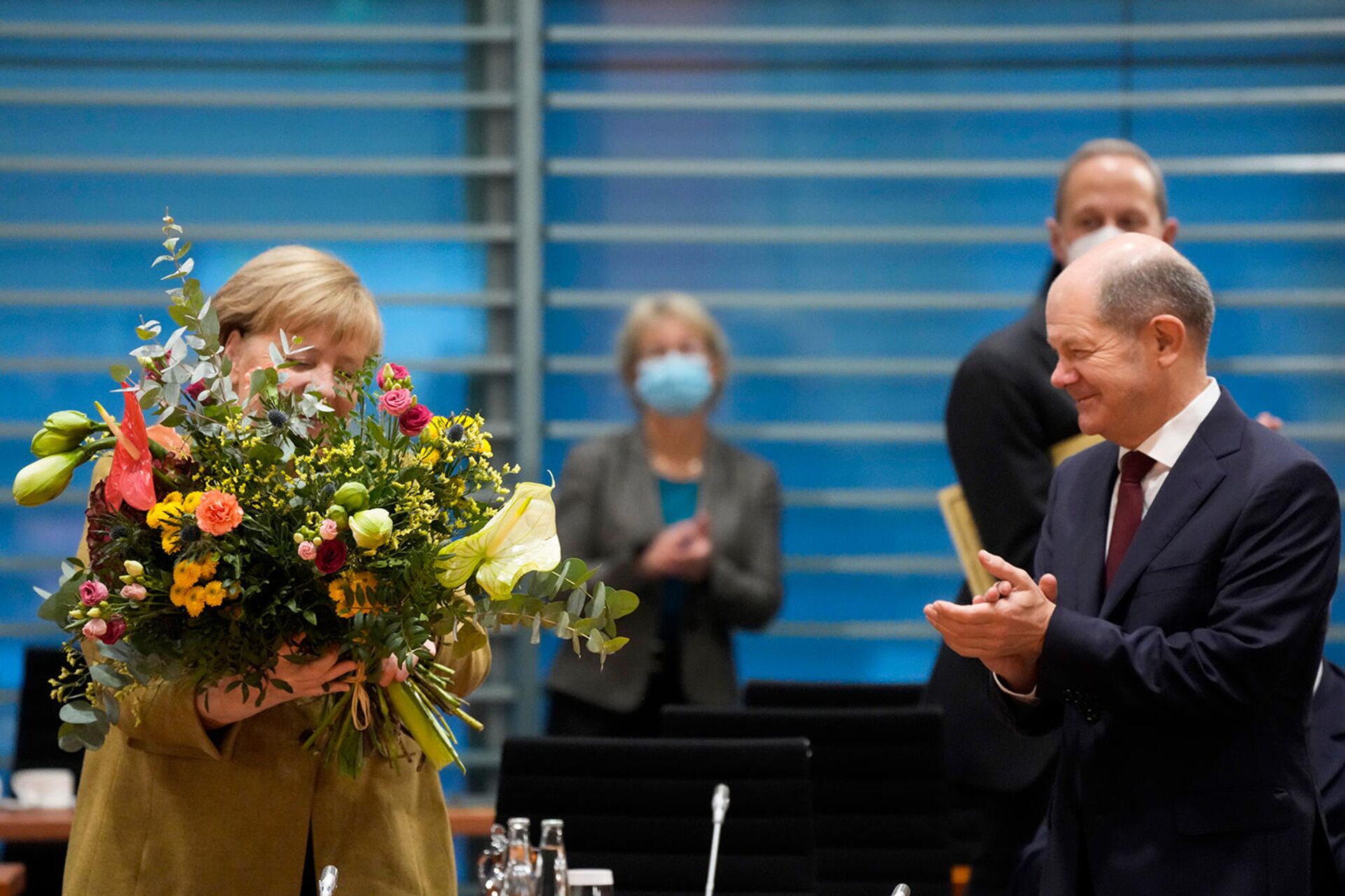 Вице-канцлер Германии и министр финансов Олаф Шольц дарит букет канцлеру Ангеле Меркель перед заседанием кабинета министров (24 ноября 2021). Берлин - Sputnik Армения, 1920, 24.11.2021