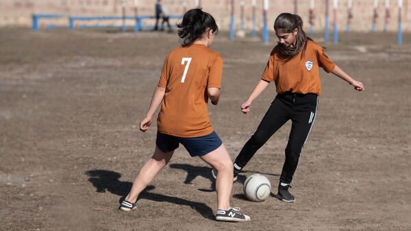 Вопреки стереотипы и осуждению - как девушки играют в футбол в армянском Гаваре - Sputnik Армения