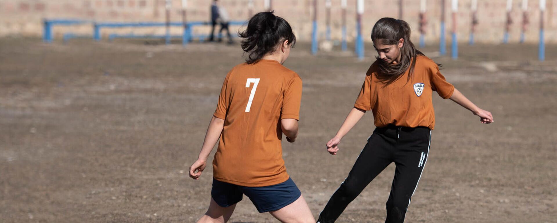 Անտեսելով քննադատությունները. ինչպես են Գավառում աղջիկները ֆուտբոլ խաղում - Sputnik Արմենիա, 1920, 27.11.2021