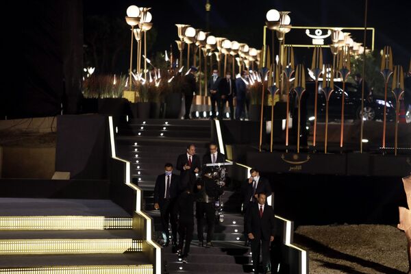 Президент Египта Абдель Фаттах ас-Сиси и министр туризма и древностей Халед эль-Энани присутствуют на церемонии открытия Аллеи Сфинксов в Луксоре, Египет. - Sputnik Армения
