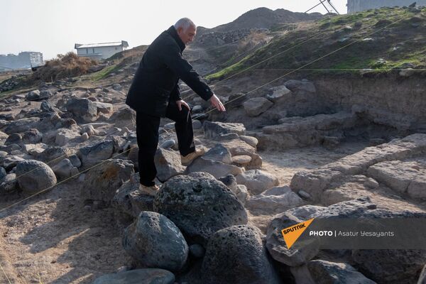 Руководитель археологической экспедиции, доктор искусствоведения, профессор Акоп Симонян показывает места раскопок в административном районе Шенгавит - Sputnik Армения