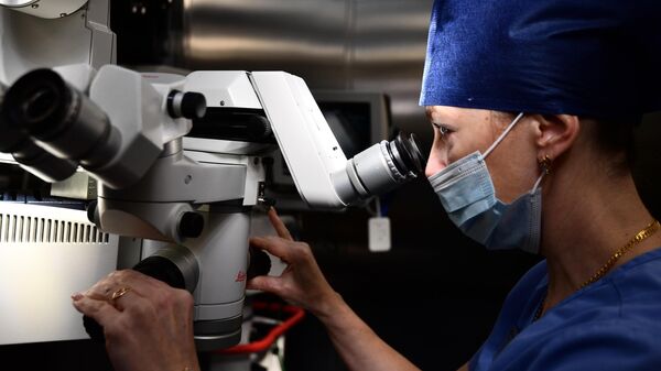 Хирургическая сестра демонстрирует работу микроскопа в новом операционном блоке в Центре Микрохирургии глаза в Екатеринбурге - Sputnik Армения