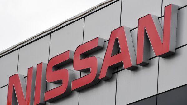 Логотип японского производителя автомобилей Nissan в автосалоне в Москве. - Sputnik Армения