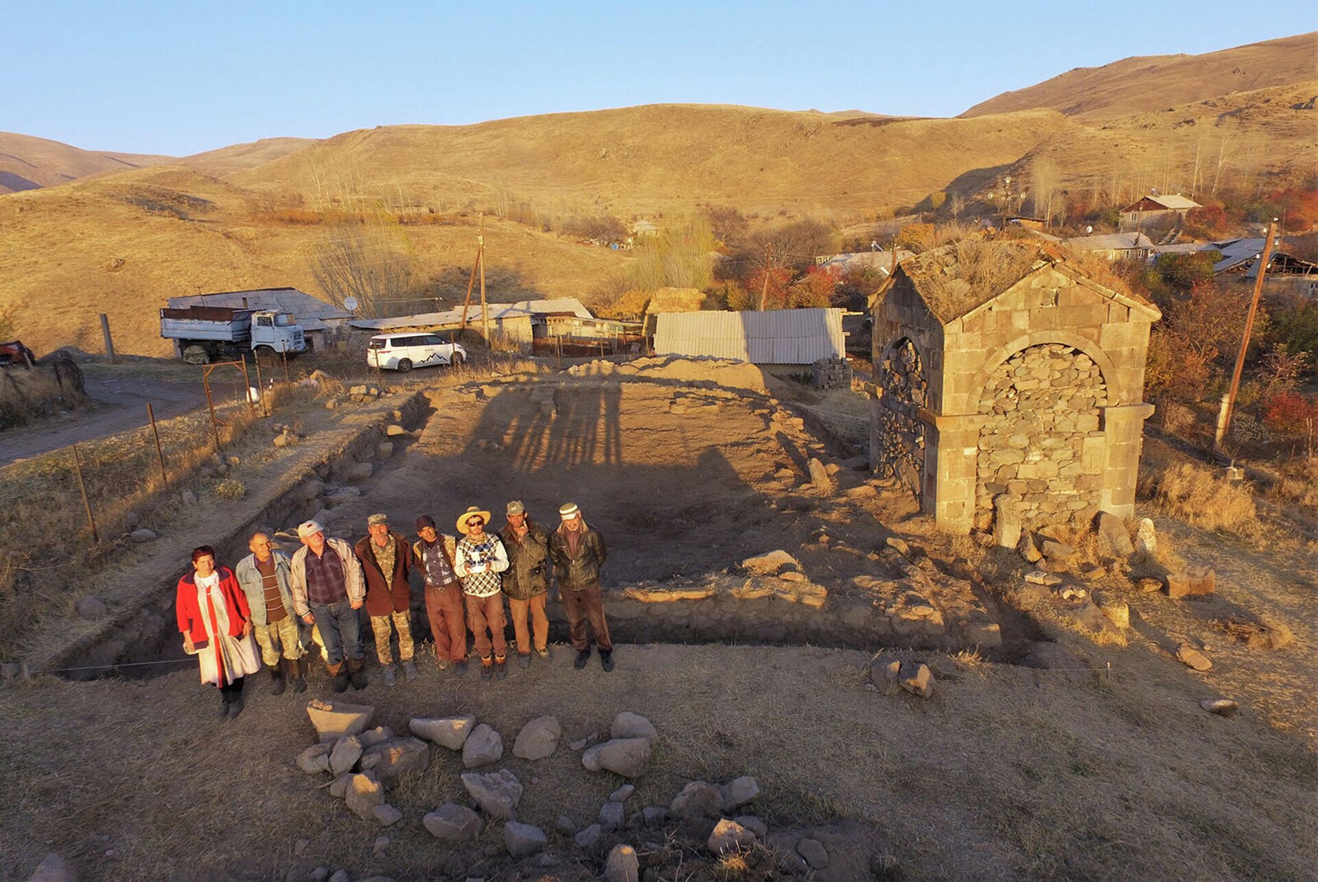 Археолог Гор Казарян с жителями села Лусашох - Sputnik Армения, 1920, 30.11.2021