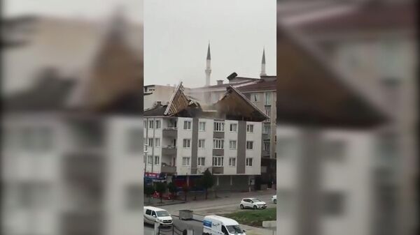 Сильный ураган разыгрался в Стамбуле: его жертвами уже стали два человека - Sputnik Армения