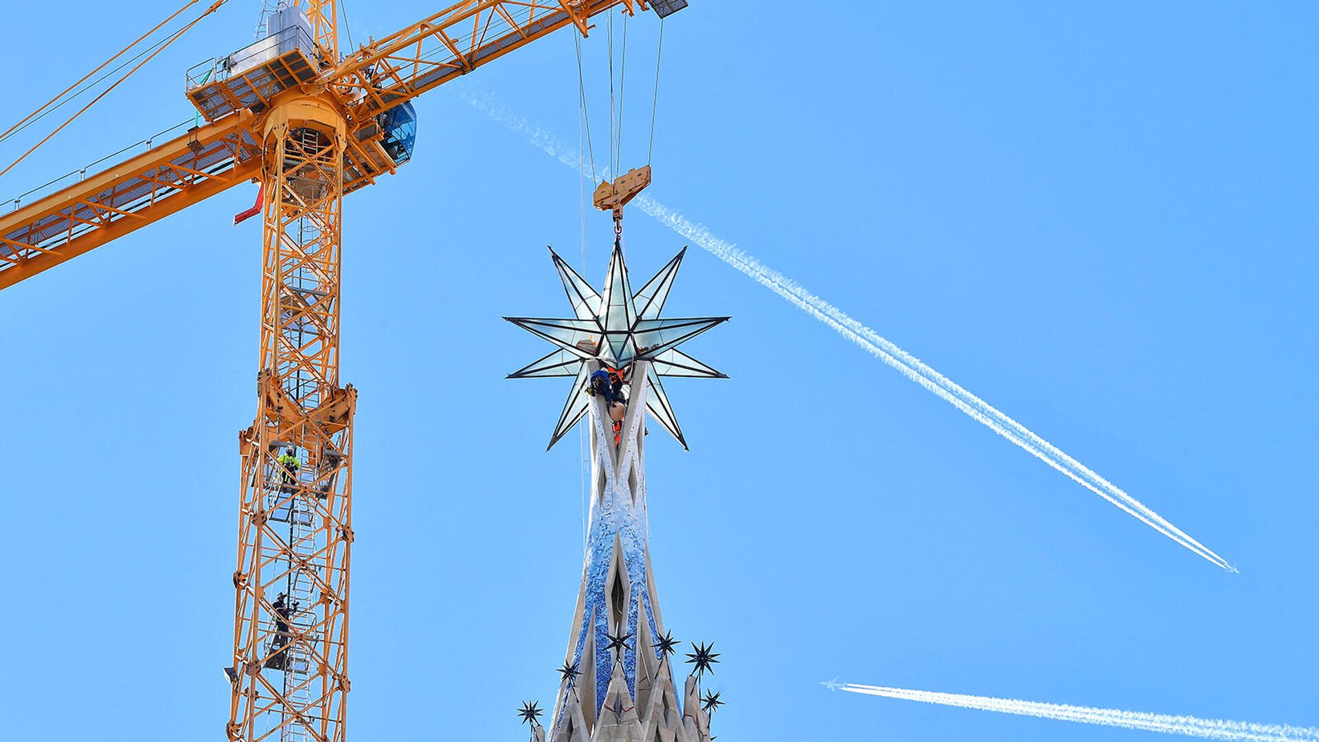 Установка гигантской звезды на вершине башни Девы Марии базилики Святого Семейства (29 ноября 2021). Барселона - Sputnik Армения, 1920, 29.11.2021