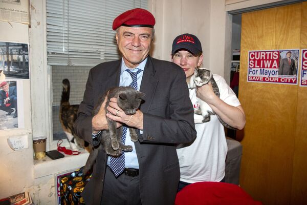 Кандидат в мэры Нью-Йорка от республиканцев Кертис Слива и жена Нэнси Слива со своими кошками. - Sputnik Армения