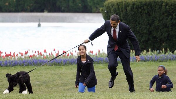 Президент США Барак Обама с дочерьми и собакой Бо на южной лужайке Белого дома в Вашингтоне, 2009 год - Sputnik Армения