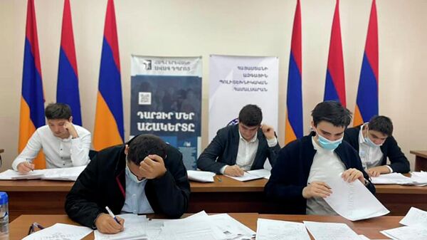 Команда Ереванской старшей школы Национального политехнического университета завоевала 5 медалей на Первой Международной олимпиаде по физике имени Аль-Фергани - Sputnik Армения