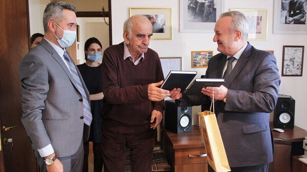 Министр ОНКС Ваграм Думанян посетил Артавазда Пелешяна (1 декабря 2021). Ереван - Sputnik Армения