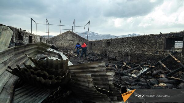 Сгоревшая ферма в селе Личк Гегаркуникской области  - Sputnik Армения