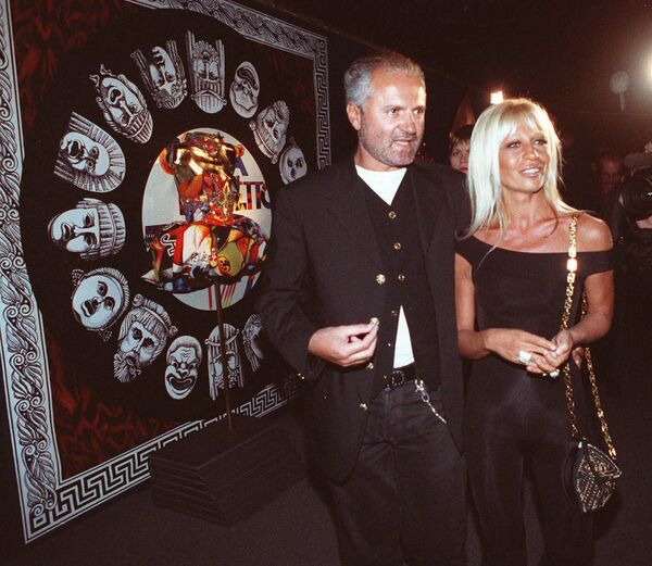 Итальянский дизайнер Джанни Версаче с сестрой Донателлой Версаче на выставке в Технологическом институте моды, 1992 год․ - Sputnik Армения