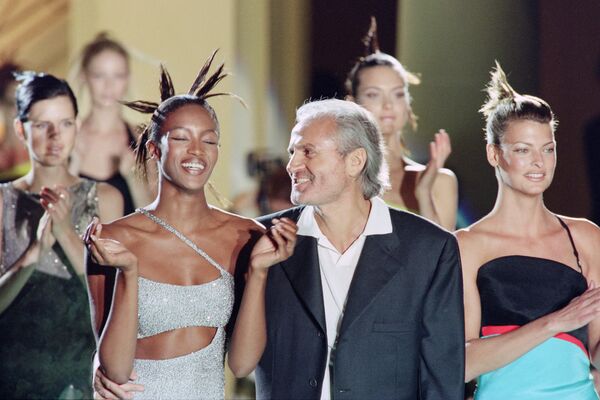 С моделями Наоми Кэмпбелл и Линдой Евангелиста на презентации коллекций Haute Couture в Париже, 1996 год. - Sputnik Армения