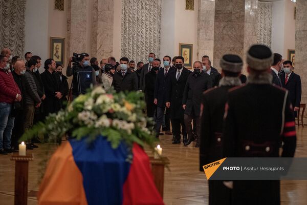 Հանրապետության առաջին դեմքերը Վանո Սիրադեղյանի քաղաքացիական հոգեհանգստի ժամանակ Հանրապետության առաջին դեմքերը Վանո Սիրադեղյանի քաղաքացիական հոգեհանգստի ժամանակ - Sputnik Արմենիա