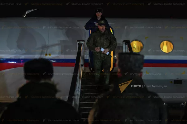 Самолет с армянскими военнопленными приземлился в аэропорту Эребуни (4 декабря 2021). Еревaн - Sputnik Армения
