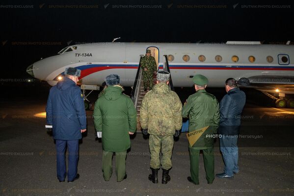 Самолет с армянскими военнопленными приземлился в аэропорту Эребуни (4 декабря 2021). Еревaн Самолет с армянскими военнопленными приземлился в аэропорту Эребуни (4 декабря 2021). Еревaн - Sputnik Армения
