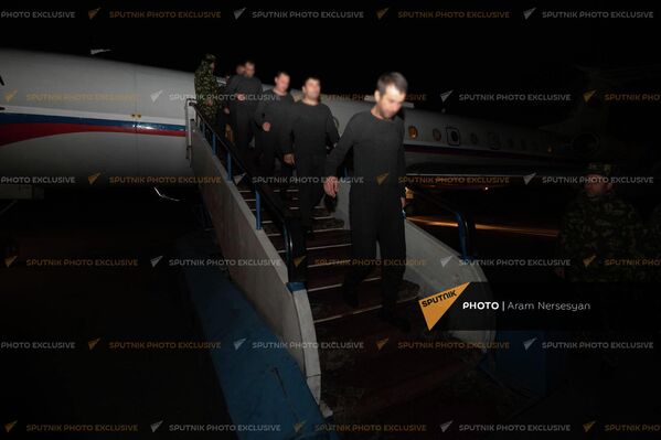 Армянские военнопленные в аэропорту Эребуни (4 декабря 2021). Еревaн - Sputnik Армения