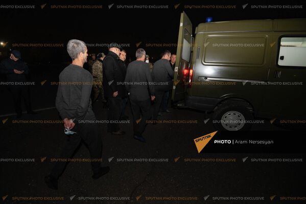 Армянские военнопленные в аэропорту Эребуни (4 декабря 2021). Еревaн Армянские военнопленные в аэропорту Эребуни (4 декабря 2021). Еревaн - Sputnik Армения