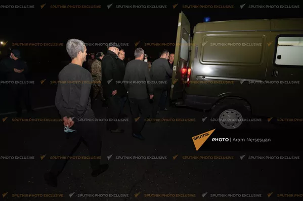 Армянские военнопленные в аэропорту Эребуни (4 декабря 2021). Еревaн - Sputnik Армения
