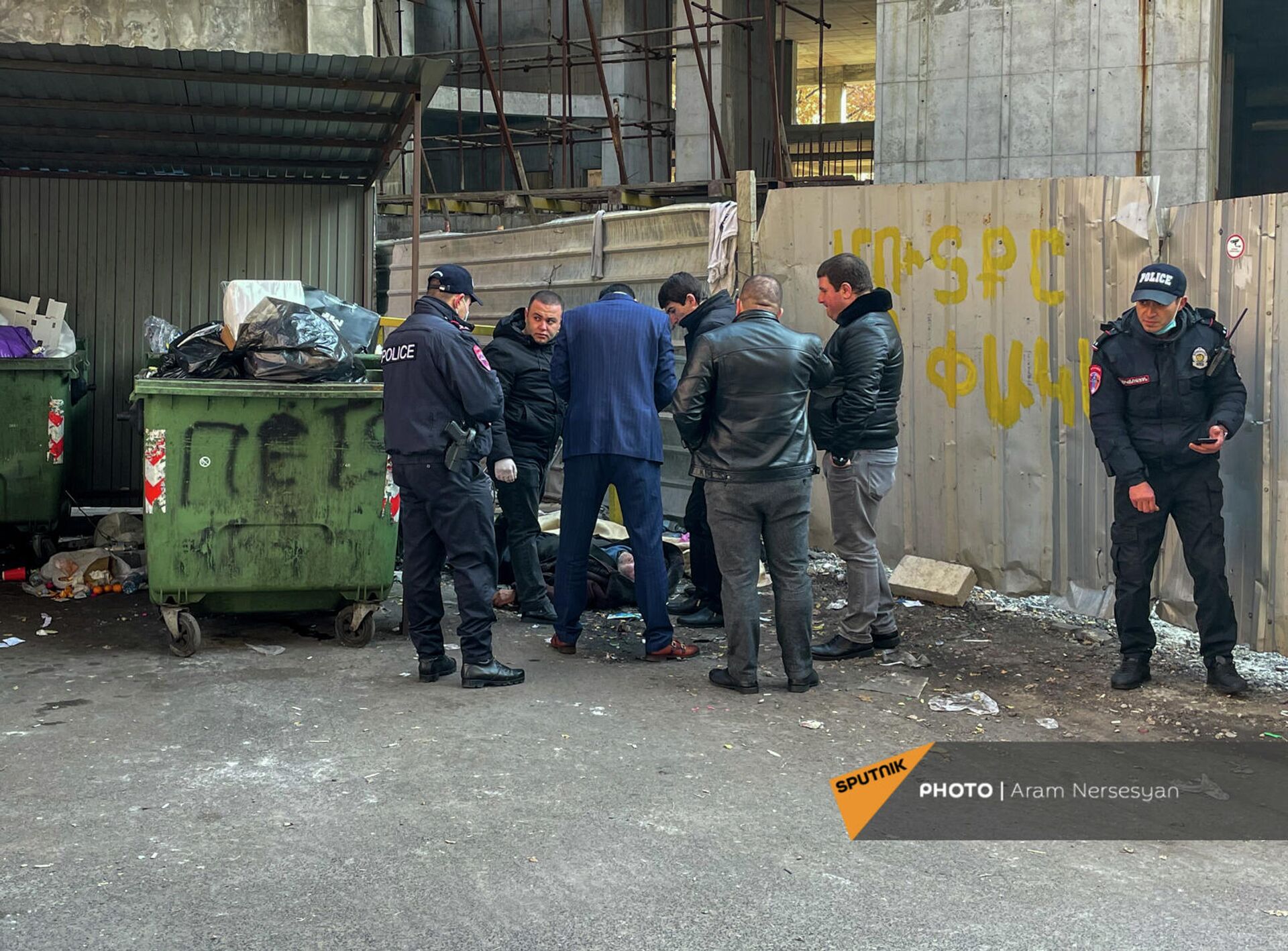 Сотрудники полиции и следственных органов рядом с телом мужчины, обнаруженном в центре Еревана - Sputnik Армения, 1920, 06.12.2021