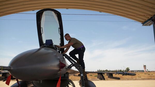 Пилот истребителя F16 садится в кабину - Sputnik Армения