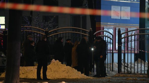 Люди у многофункционального центра Рязанский в Москве, где произошла стрельба - Sputnik Армения