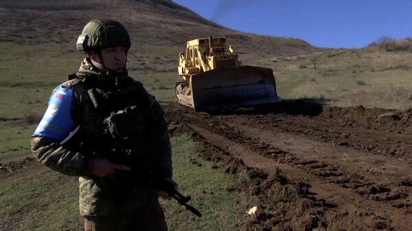 Российские миротворцы обеспечили безопасность при добыче щебня для строительства новой дороги в селе Храморт в Нагорном Карабахе - Sputnik Армения