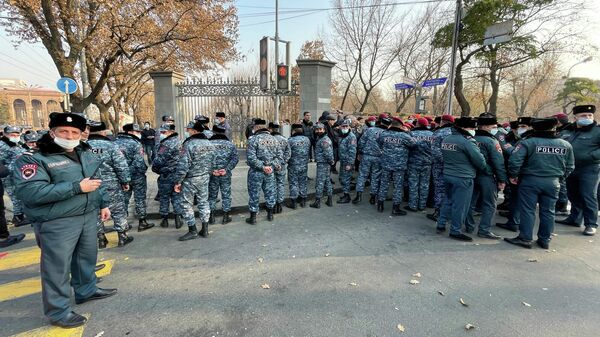 Родные пленных и без вести пропавших в Ереване перекрыли проспект Баграмяна - Sputnik Արմենիա