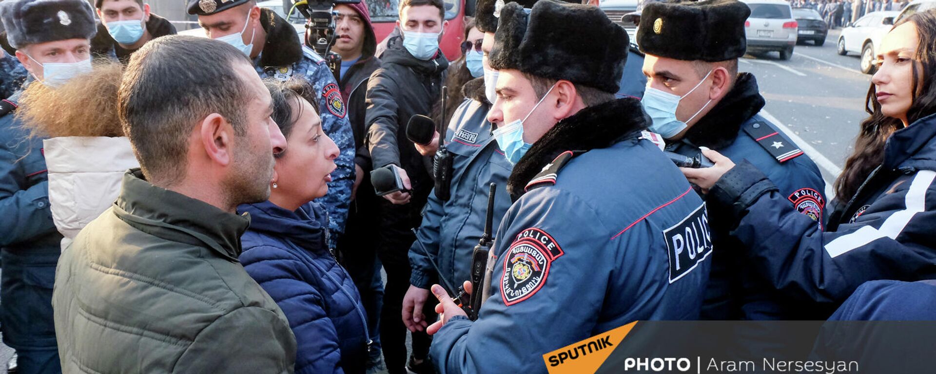 Родственники и родители без вести пропавших и пленных военнослужащих во время стычек с полицией у парламента Армении (8 декабря 2021). Еревaн - Sputnik Армения, 1920, 08.12.2021