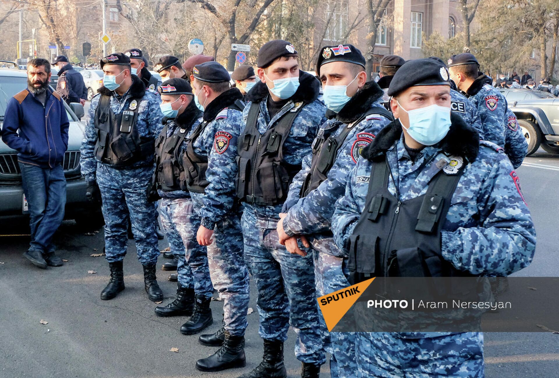 Полиция на перекрестке Баграмяна - Демирчяна во время акции протеста родственников попавших в плен и без вести пропавших военнослужащих (8 декабря 2021). Еревaн Полиция на перекрестке Баграмяна - Демирчяна во время акции протеста родственников попавших в плен и без вести пропавших военнослужащих (8 декабря 2021). Еревaн - Sputnik Армения, 1920, 08.12.2021
