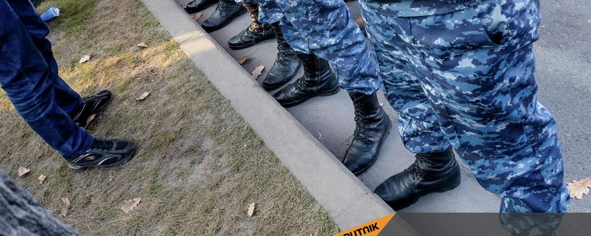 Полиция на перекрестке Баграмяна - Демирчяна во время акции протеста родственников попавших в плен и без вести пропавших военнослужащих (8 декабря 2021). Еревaн - Sputnik Армения, 1920, 24.01.2022