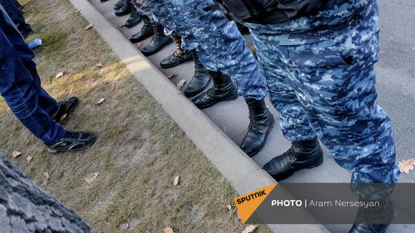 Полиция на перекрестке Баграмяна - Демирчяна во время акции протеста родственников попавших в плен и без вести пропавших военнослужащих (8 декабря 2021). Еревaн - Sputnik Армения