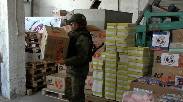 Российские миротворцы с благотворителями оказали гуманитарную помощь жителям отдаленного района Нагорного Карабаха - Sputnik Армения
