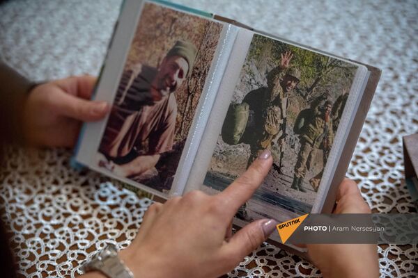 Դավիթ Անանյանի կինը ցույց է տալիս ամուսնու լուսանկարները - Sputnik Արմենիա