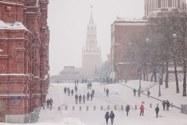 Մոսկվայում մարդիկ քայլում են ձյան տակ - Sputnik Արմենիա