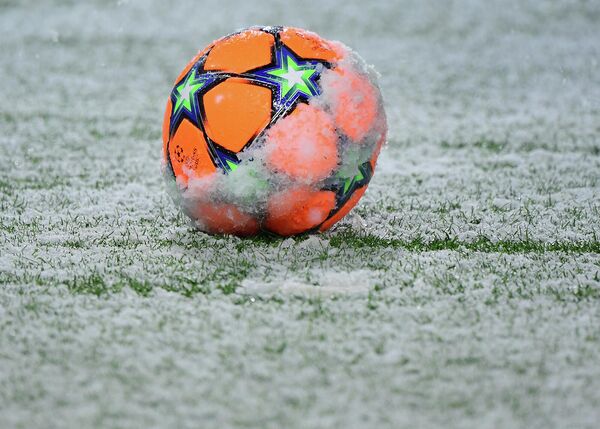 Ձյան տակ մնացած ֆուտբոլային գնդակը F խմբի Չեմպիոնների լիգայի «Ատալանտա» - «Վիլյառեալ» խաղից առաջ  - Sputnik Արմենիա