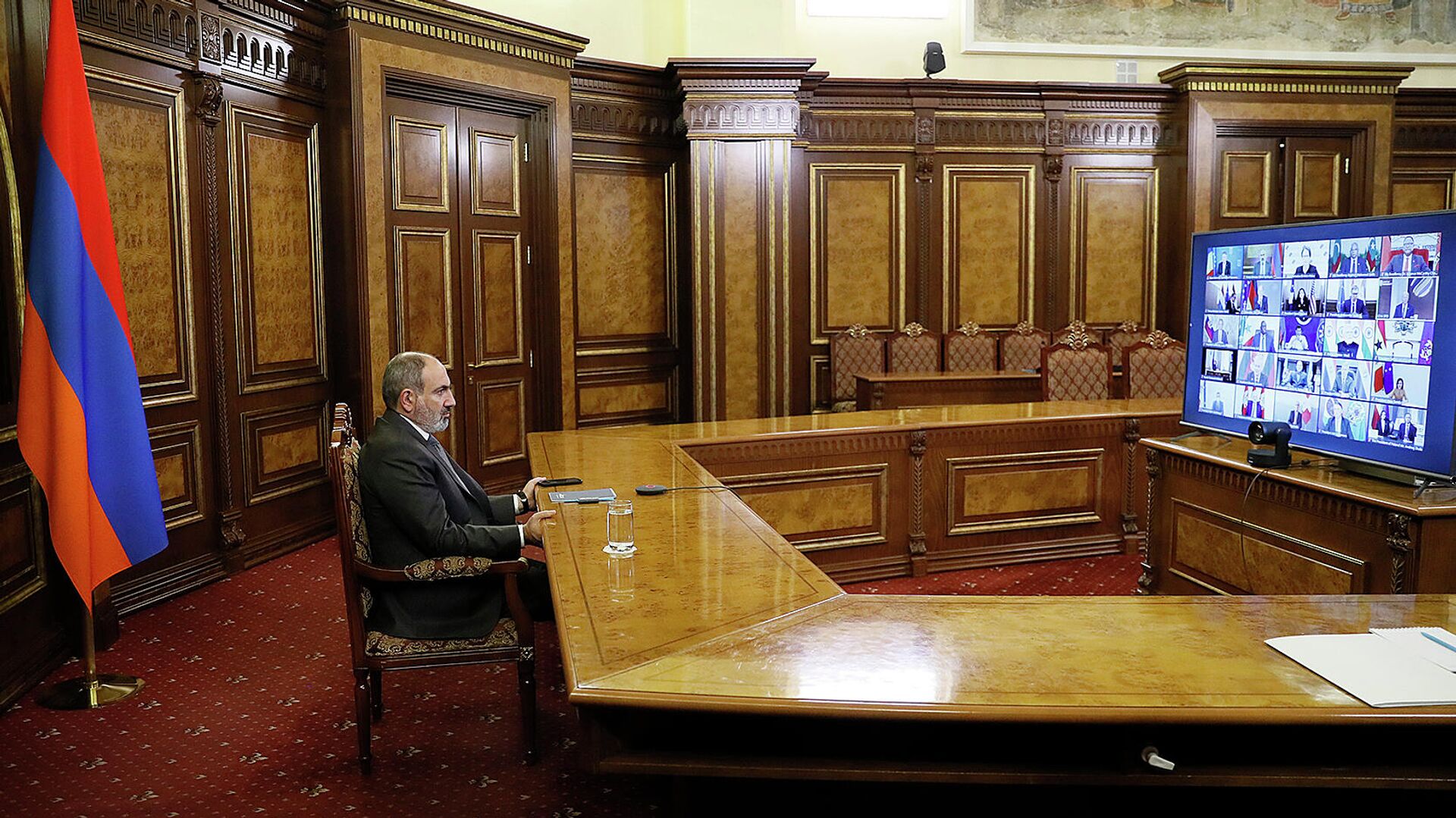 Премьер-министр Никол Пашинян в режиме онлайн принял участие в открытии конференции За демократию (9 декабря 2021). Еревaн - Sputnik Армения, 1920, 09.12.2021