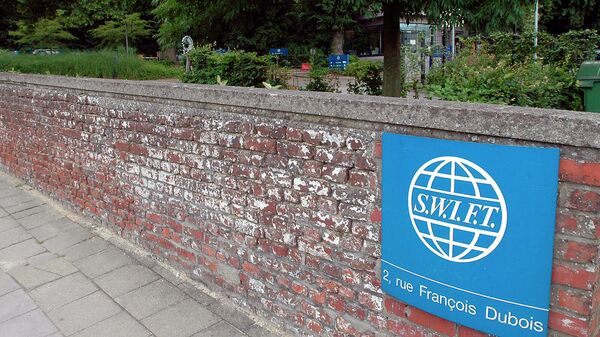 Логотип SWIFT рядом со штаб-квартирой в Брюсселе - Sputnik Армения