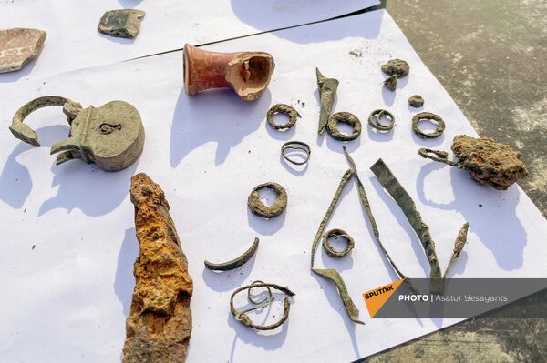 Артефакты обнаруженные в ходе раскопок в в Детском парке им. Кирова в Ереване - Sputnik Армения