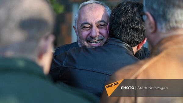 Выпущенный на свободу Армен Чарчян выходит к ожидающим его родственникам и друзьям (10 декабря 2021). Еревaн - Sputnik Армения