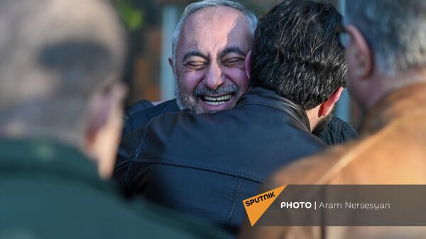 Выпущенный на свободу Армен Чарчян выходит к ожидающим его родственникам и друзьям (10 декабря 2021). Еревaн - Sputnik Արմենիա