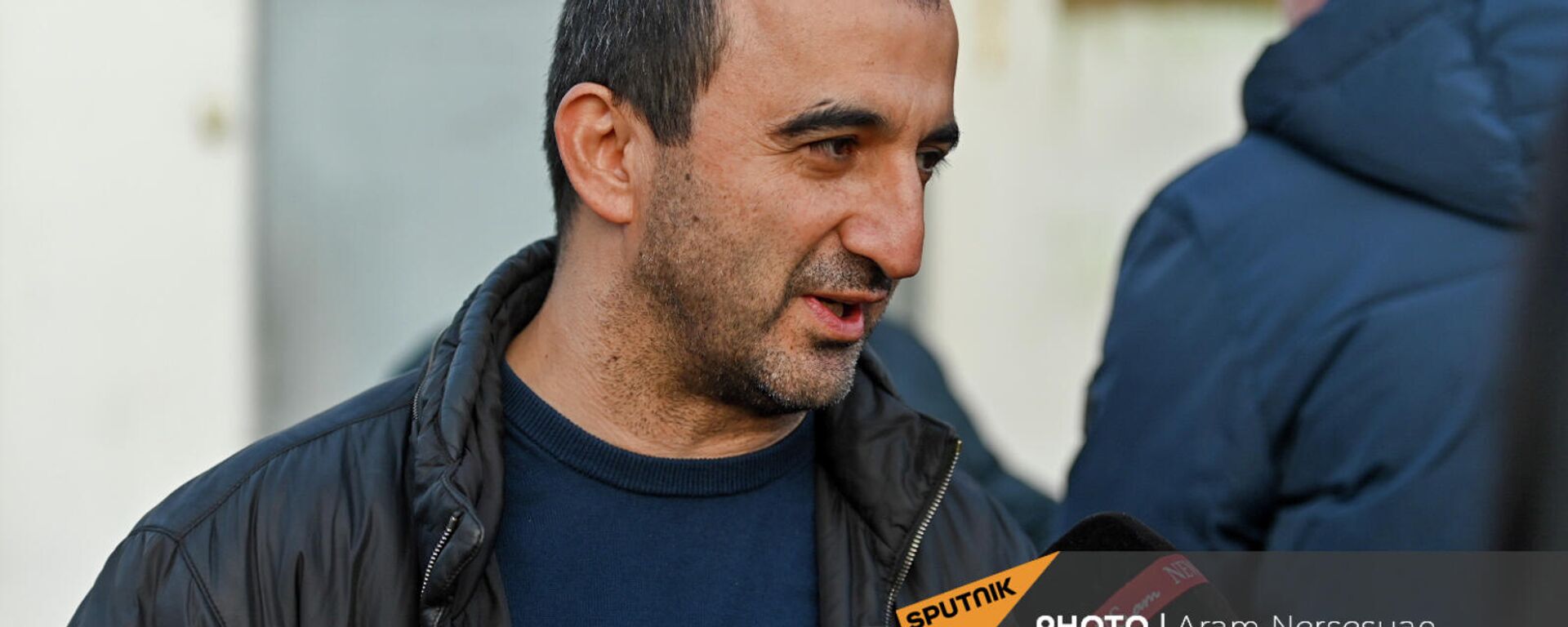 Выпущенный на свободу Мхитар Закарян выходит из зала суда (10 декабря 2021). Еревaн - Sputnik Армения, 1920, 10.12.2021