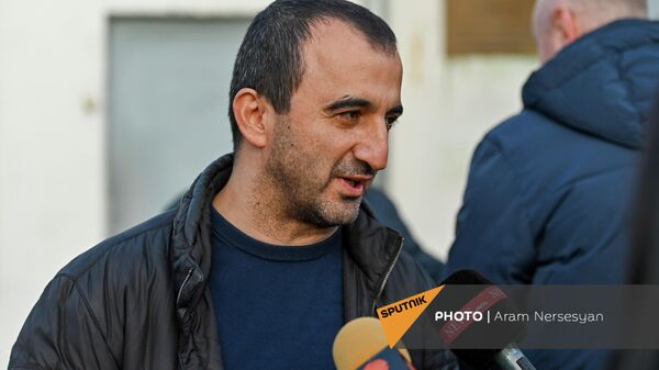 Выпущенный на свободу Мхитар Закарян выходит из зала суда (10 декабря 2021). Еревaн - Sputnik Արմենիա