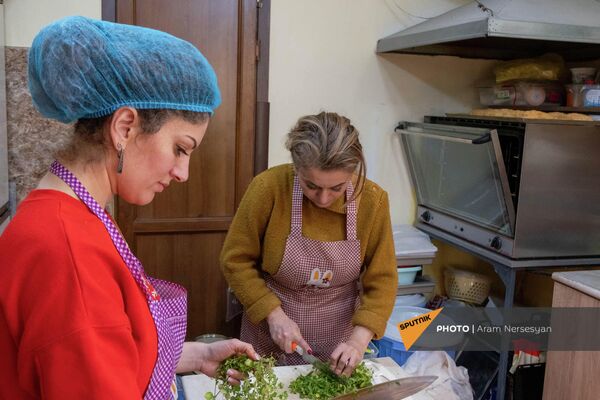 Женщины готовят в небольшой кухне - Sputnik Армения