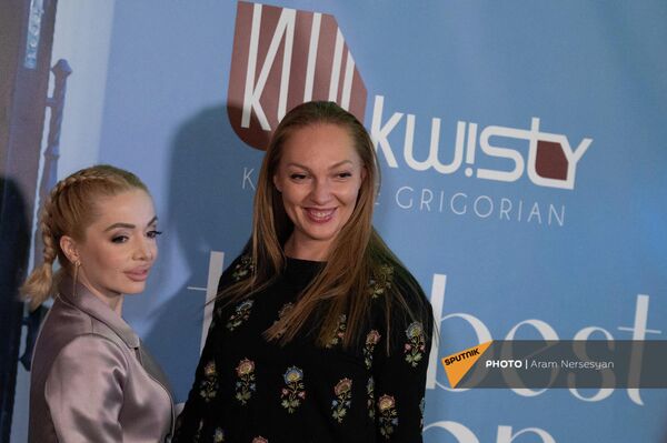 Модель, ведущая Ирина Товмасян позирует с Кристине Григорян Модель, ведущая Ирина Товмасян позирует с Кристине Григорян - Sputnik Армения