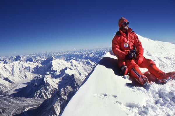Специалист по скалолазанию Беда Фустер на вершине второй по высоте горной вершины Земли. К2 или Чогори́ - самый северный восьмитысячник мира.  - Sputnik Армения