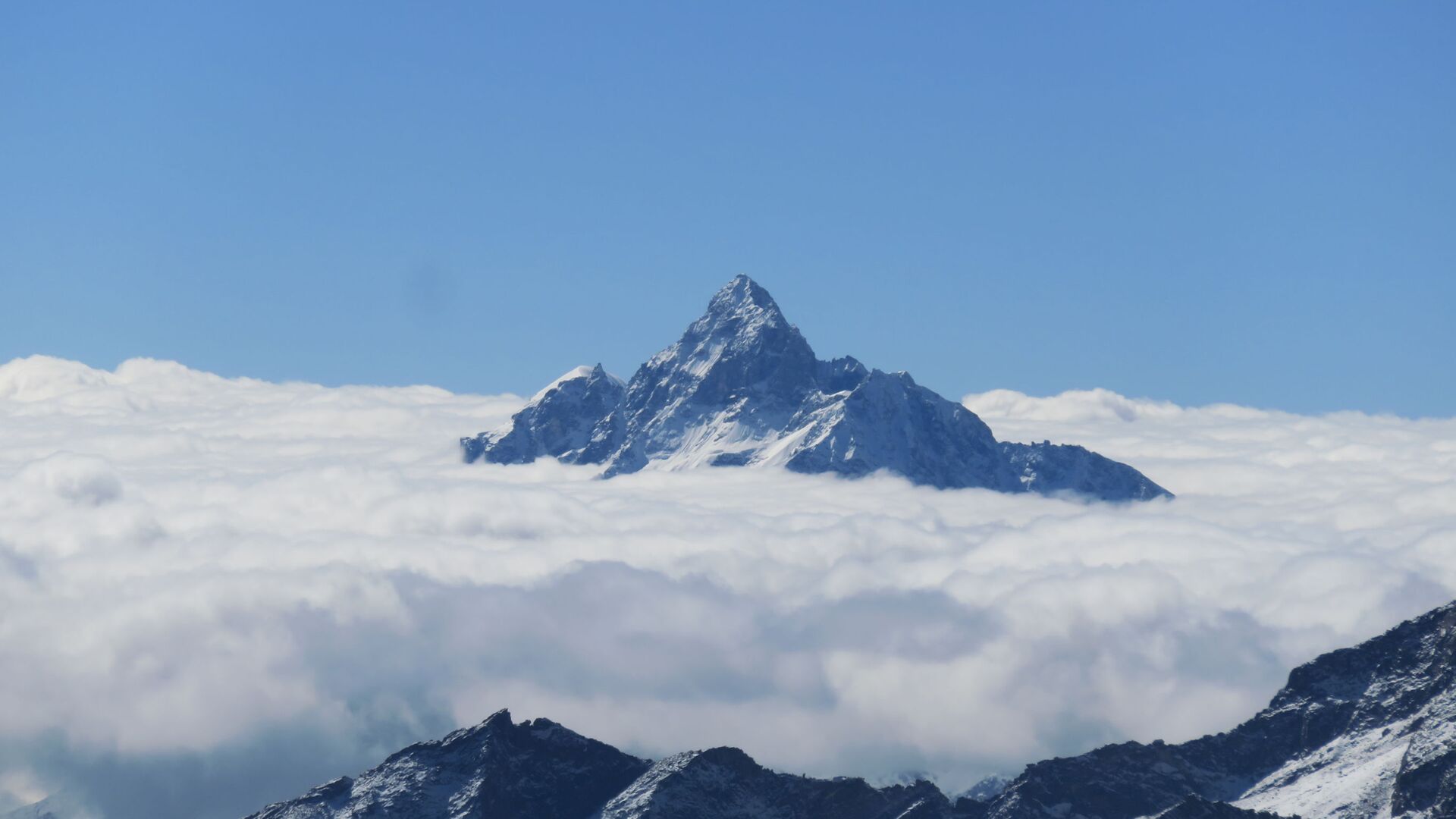 Канченджанга в Гималаях, третий по высоте восьмитысячник в мире - Sputnik Армения, 1920, 26.08.2022