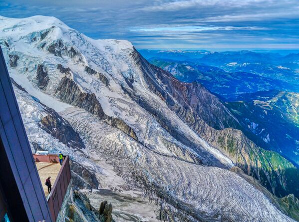 Вид с Эгюий-дю-Миди на гору Монблан. &quot;Белая гора&quot;, вершина в одноимённом массиве, возвышается над озером Леман в Альпах. Это самая высокая точка Альп, достигает высоты 4810 м над уровнем моря. Находится на границе Италии и Франции. - Sputnik Армения
